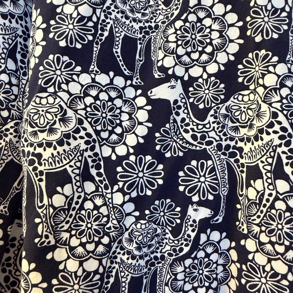 Crown & Ivy Navy/White Camel Floral Top Sz Lg - Picture 5 of 9